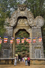 Sri Lanka, province du centre, Dalhousie, porte monumentale d'un temple sur le chemin menant au Pic d'Adam (Adam's Peak)