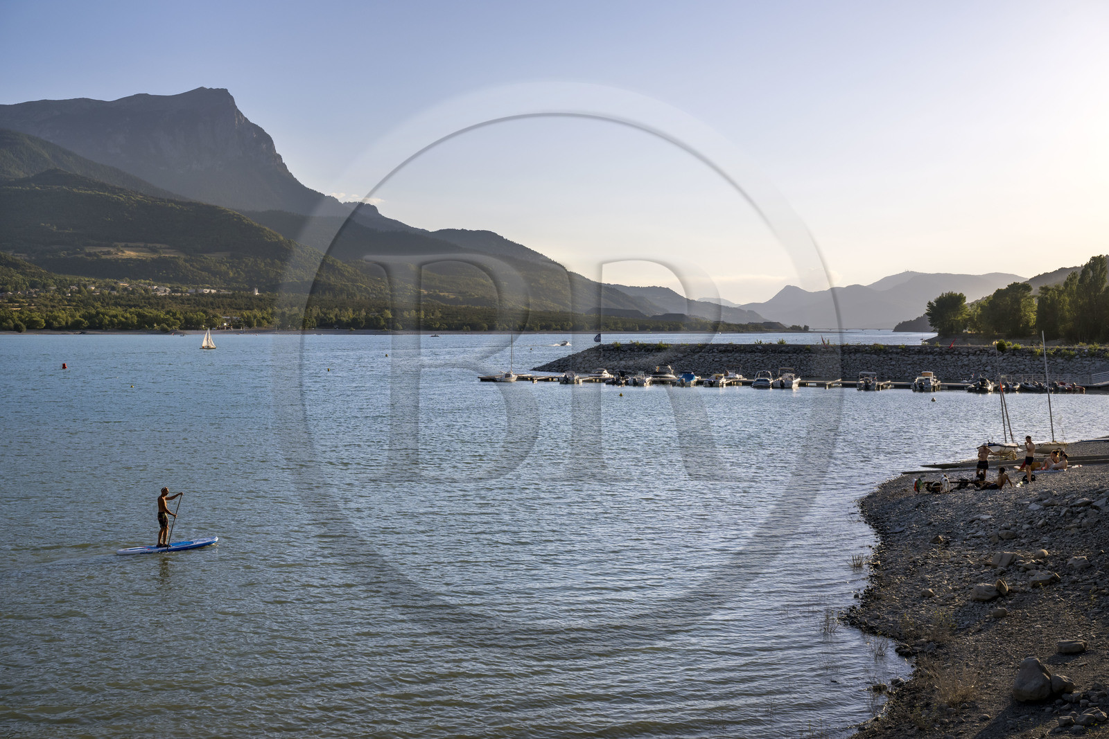 France, Hautes Alpes (05), Embrun, paddle sur le lac de Serre Ponçon et le Pic de Morgon (2324 m) en arrière-plan