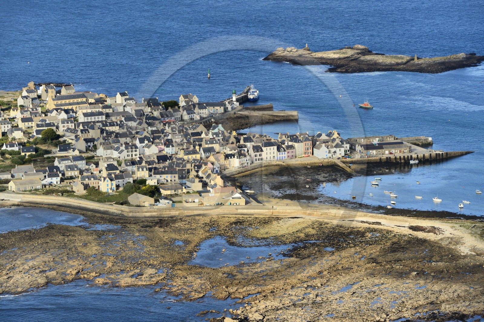 France, Finistère (29), Mer d'Iroise, parc naturel régional d'Armorique, Ile de Sein, labellisé Les Plus Beaux Villages de France (vue aérienne)
