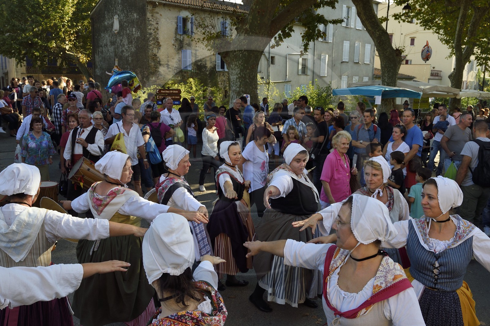 France, Var (83), Massif des Maures, Collobrières, groupe de danseurs et musiciens traditionnels provencaux à la fêtes de la châtaigne