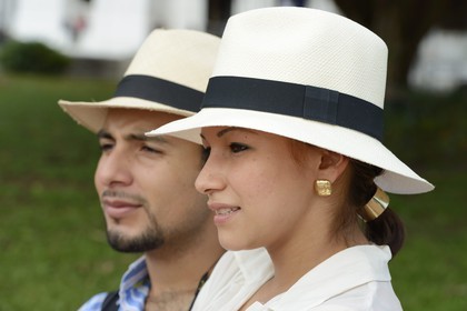 Panama, Panama City, district historique classé Patrimoine Mondial de l'UNESCO, quartier de Casco Antiguo (Viejo), femme et homme portant un chapeau Panama