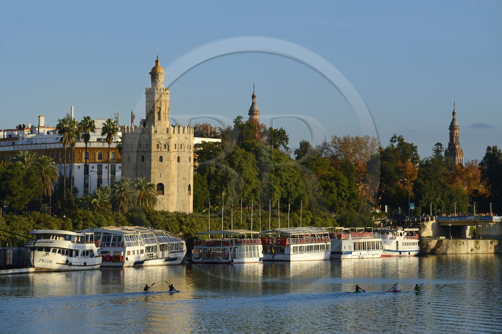 Espagne, Andalousie, Séville, en bordure du fleuve Guadalquivir, la Tour de l'Or (Torre del Oro), ancienne tour d'observation militaire construite au début du XIIIe siècle reconvertie en musée maritime