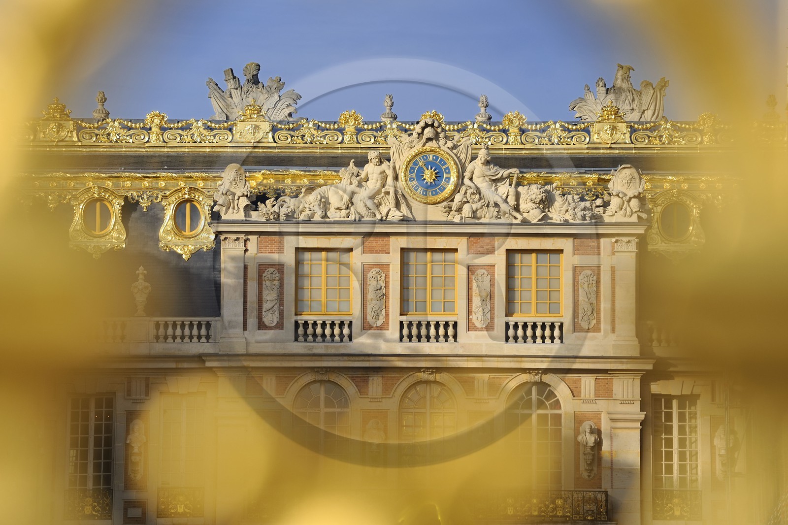 France, Yvelines (78), château de Versailles, la Cour de Mabre rénovée à travers la grille Royale dessinée par Mansart