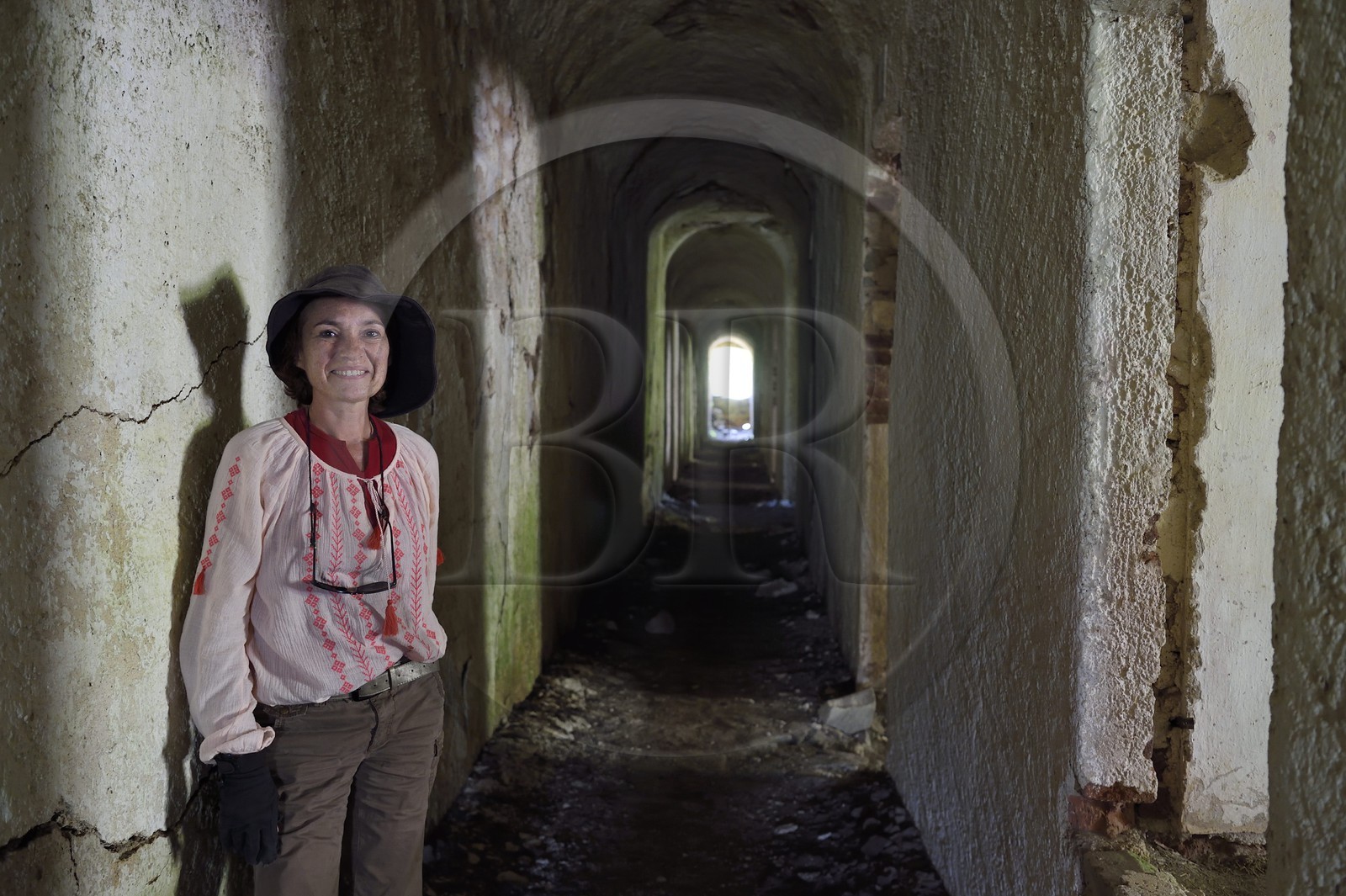 France, Alpes-Maritimes (06), Fort de la Marguerie ou Fort Margheria (1842m) à l'ouest du Col de Tende, l'ethnologue Nathalie Magnardi