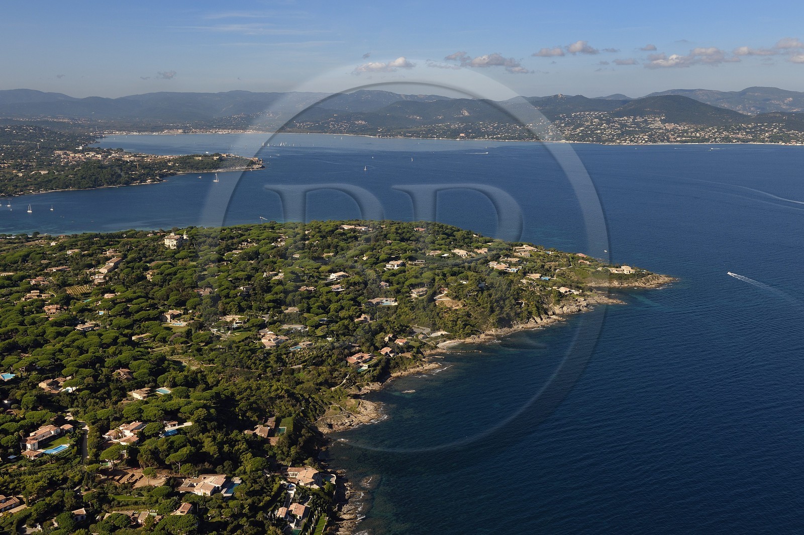 France, Var (83), le Golfe de Saint Tropez, la pointe de la rabiou à droite et Saint-Tropez en arrière plan à gauche (vue aérienne)
