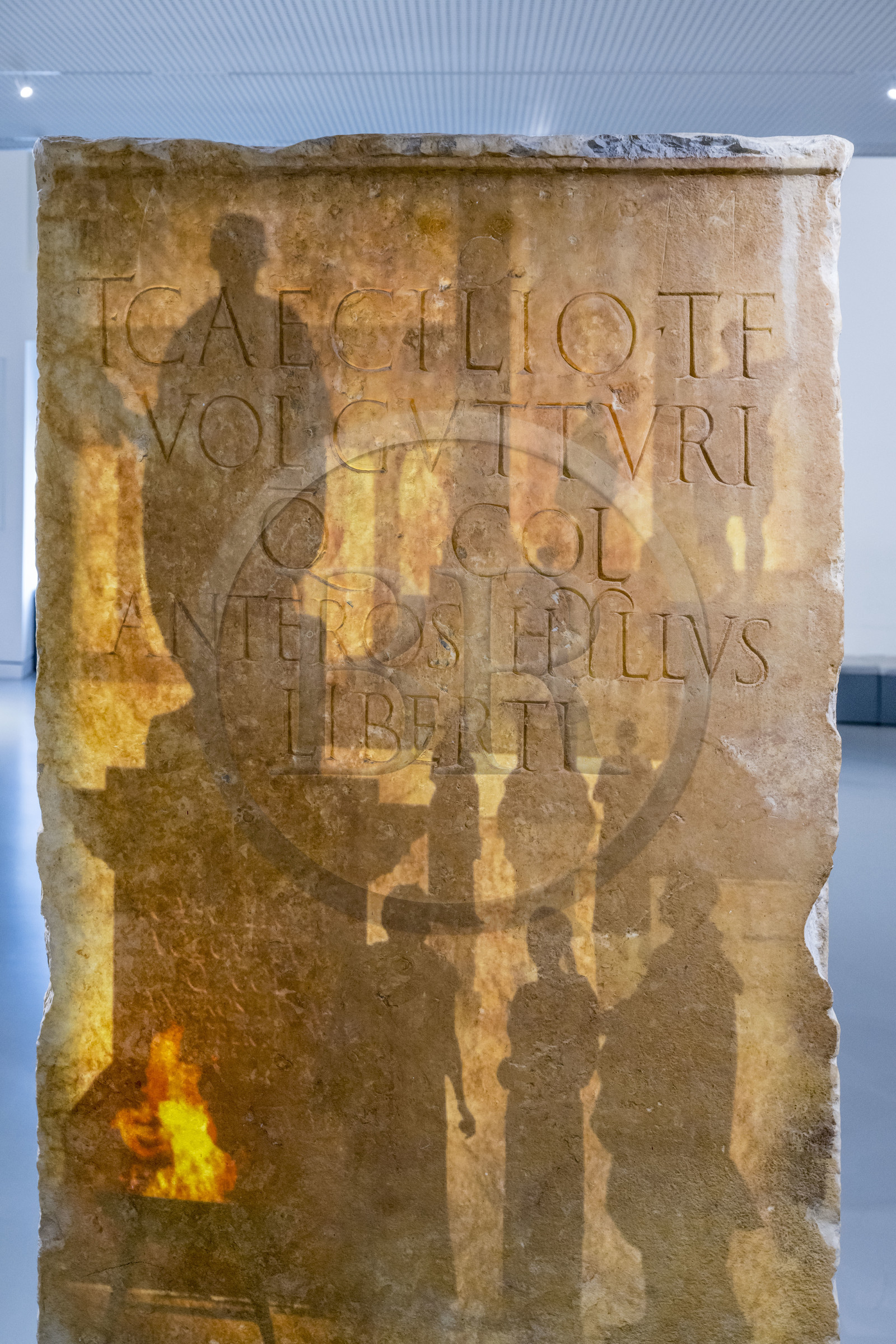 France, Gard (30), Nîmes, Musée de la Romanité de l'architecte Elizabeth de Portzamparc, collection épigraphique de stèles avec inscriptions honorifiques, dédicatoires et funéraires, avec projection de mise en valeur et explicatives