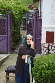 Roumanie, Transylvanie, Valea Viilor (en allemand Wurmloch), vieille femme devant sa maison