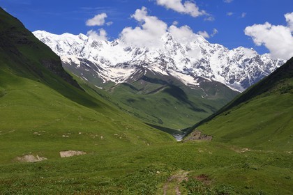 Géorgie, Haute Svanétie (Zemo Svaneti), village de Ushguli (Ouchgouli), classé Patrimoine Mondial de l'UNESCO, le mont Chkhara (plus haut sommet de Georgie avec 5 193 m)