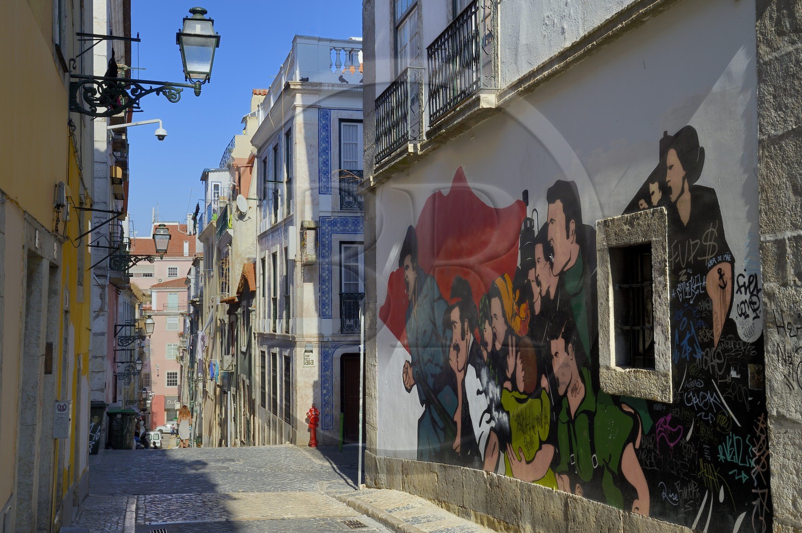 Portugal, Lisbonne, quartier du Bairro Alto, fresque révolutionnaire dans la rue Travessa dos Fieis de Deus