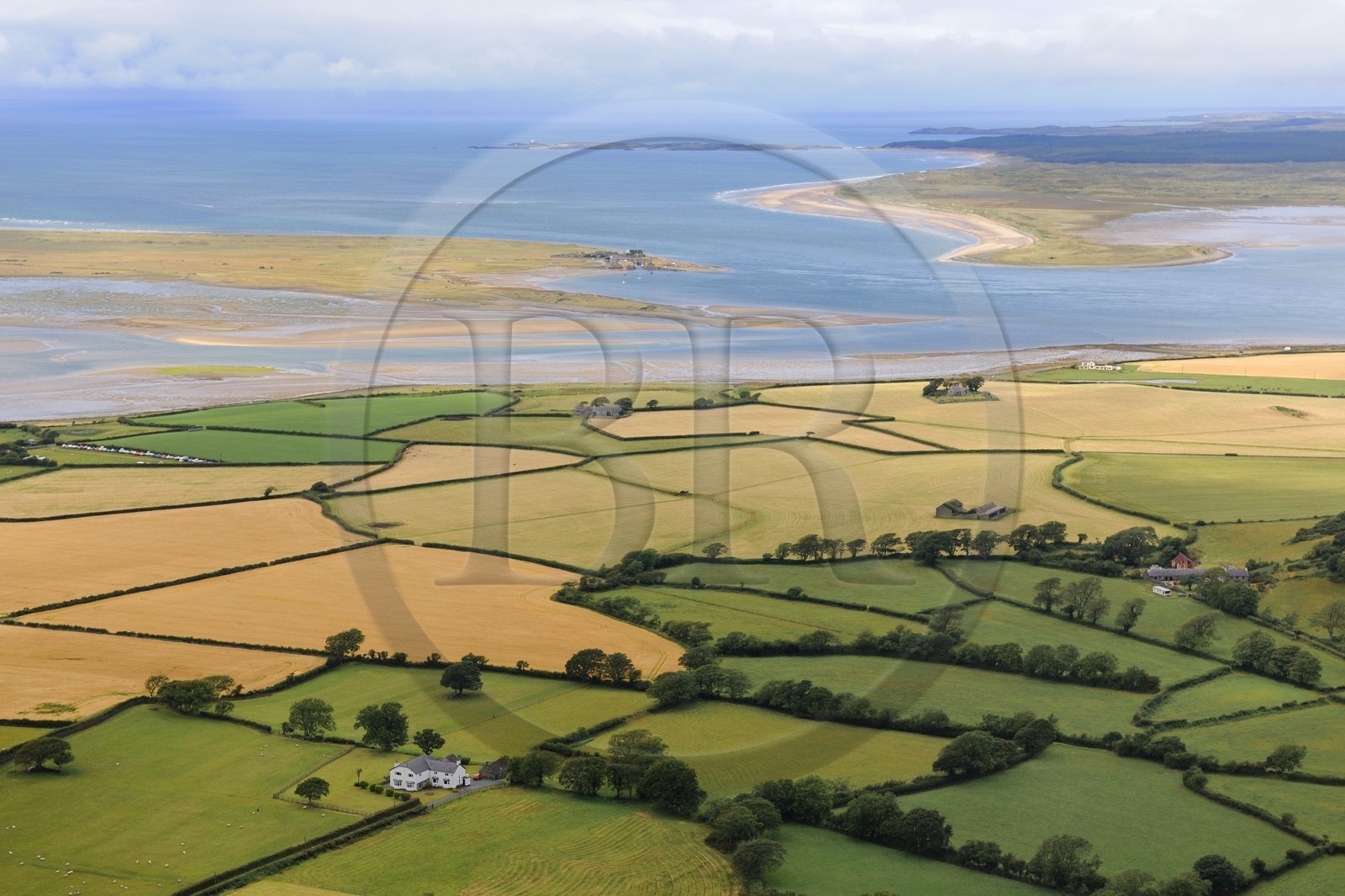 Royaume-Uni, Angleterre, Pays de Galles, la côte Nord-ouest vers Caernarfon et l'ile Anglesey en arrière plan (vue aérienne)