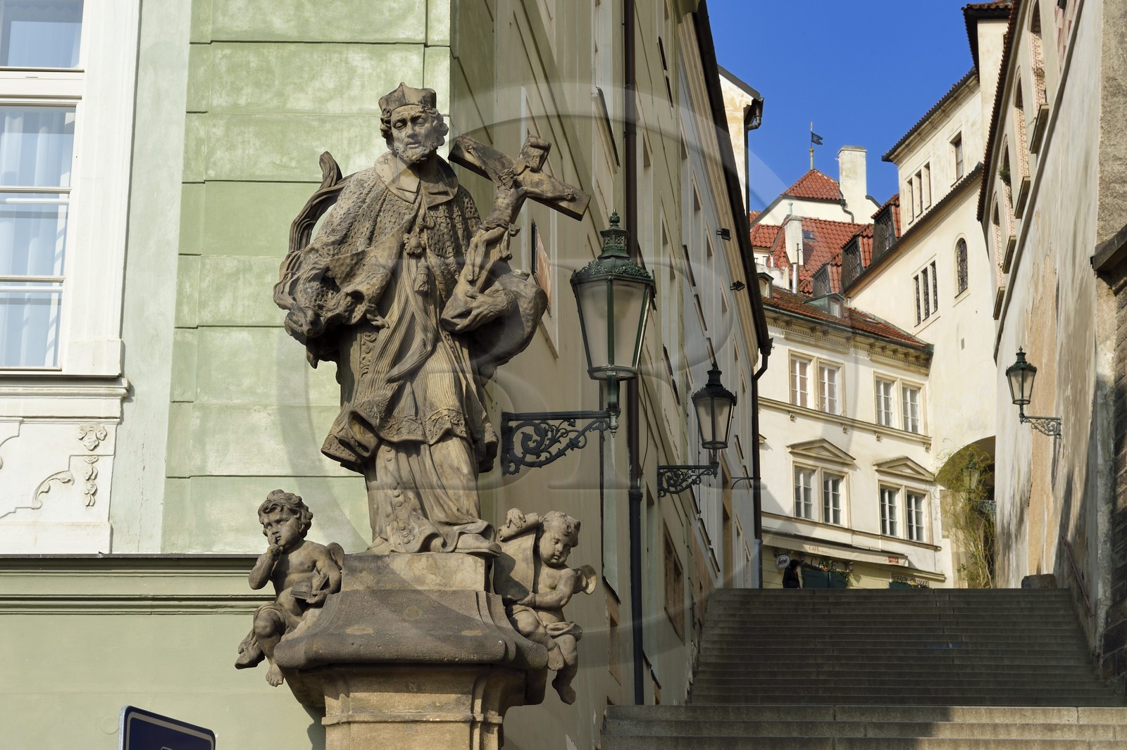 République Tchèque, Prague, centre historique classé Patrimoine Mondial de l'UNESCO, quartier de Hradcany, escalier menant au chateau Royal