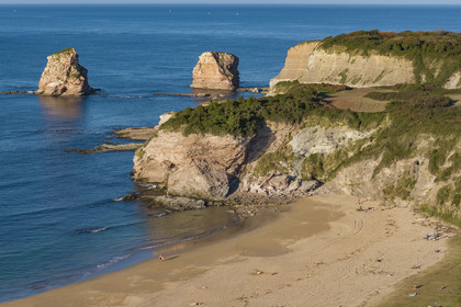 France, Pyrénées-Atlantiques (64), la côte du Pays-Basque, le domaine d'Abbadia géré par le Conservatoire du littoral, rochers des Jumeaux aux falaises de la pointe Sainte-Anne et plage des Deux-Jumeaux (vue aérienne)
