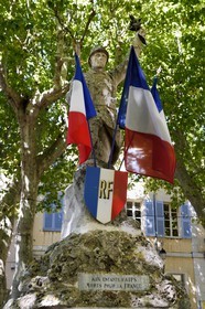 France, Var (83), Parc Naturel Régional du Verdon, village de Aups, le monument aux morts
