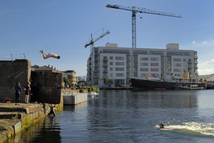 Irlande, Comté de Dublin, Dublin, quartier populaire des anciens docks, enfants plongeant dans le port