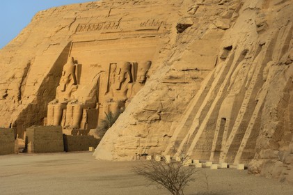 Egypte, Haute Egypte, Nubie, Abou Simbel, site classé Patrimoine Mondial de l'UNESCO, le temple de Ramsès II en arrière plan et le temple de Nefertari dédié à la déesse Hathor à droite