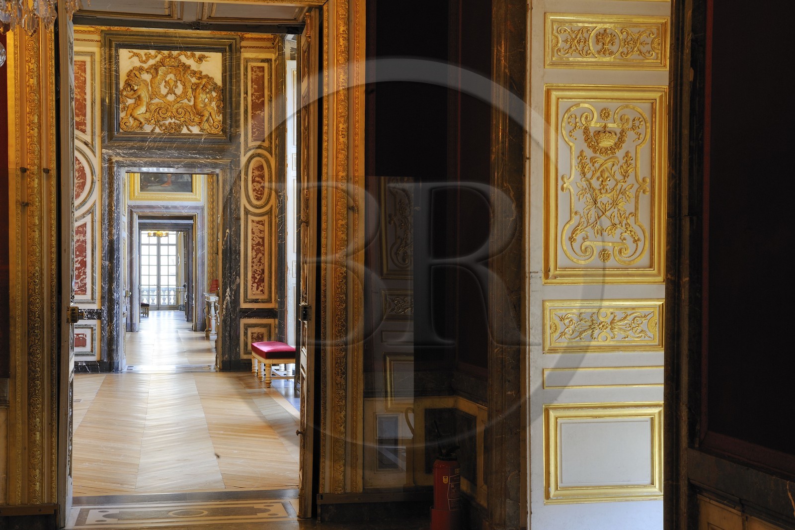 France, Yvelines (78), château de Versailles, classé Patrimoine Mondial de l'UNESCO, les Grands Appartements, appartement de la Reine, enfilade des pièces depuis l'antichambre du Grand Couvert