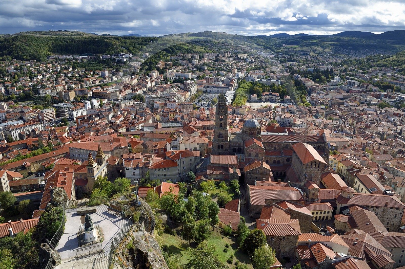 France, Haute-Loire (43), Le Puy-en-Velay, étape des chemins de Compostelle, la cathédrale Notre-Dame-de-l'Annonciation du XIIe siècle classée Patrimoine Mondial de l'UNESCO et le sommet du Rocher Corneille vus depuis une fenêtre dans la statue de Notre-Dame de France