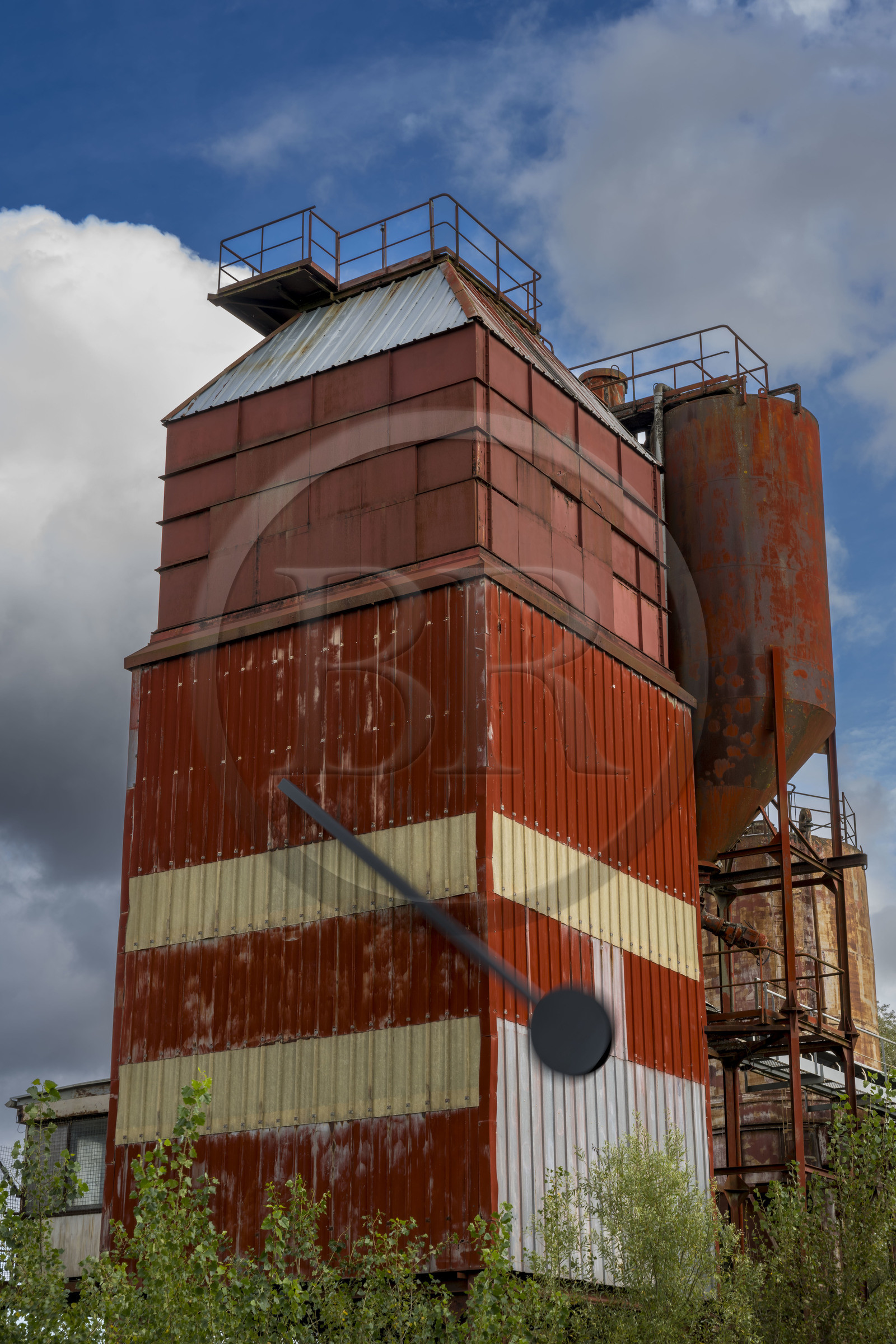 France, Loire-Atlantique (44), banlieue de Nantes, Rezé, quartier Trentemoult, collection d'art contemporain à ciel ouvert Estuaire, Le Pendule oeuvre de l'artiste Roman Signer, cette horloge absurde, sans aiguille, bat le temps et marque la lente déchéance du batiment