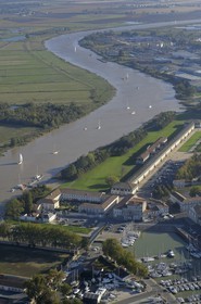 France, Charente-Maritime (17), Rochefort, quartier de l'Arsenal, la Corderie Royale conçue par Colbert en 1666, longue de 370m, et la Charente (vue aérienne)