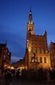 Pologne, Poméranie Orientale, Gdansk, le dieu Neptune devant l' Hôtel de ville sur la place du Long-Marché (Dlugi Targ), situé dans la “ville principale