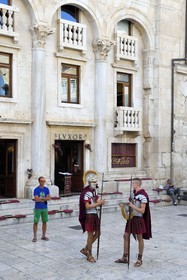 Croatie, Dalmatie, cote dalmate, Split, vieille ville romaine classée Patrimoine Mondial de l'UNESCO, palais de Dioclétien, comédiens en costumes de légionnaires romains dans le péristyle et le café Louxor