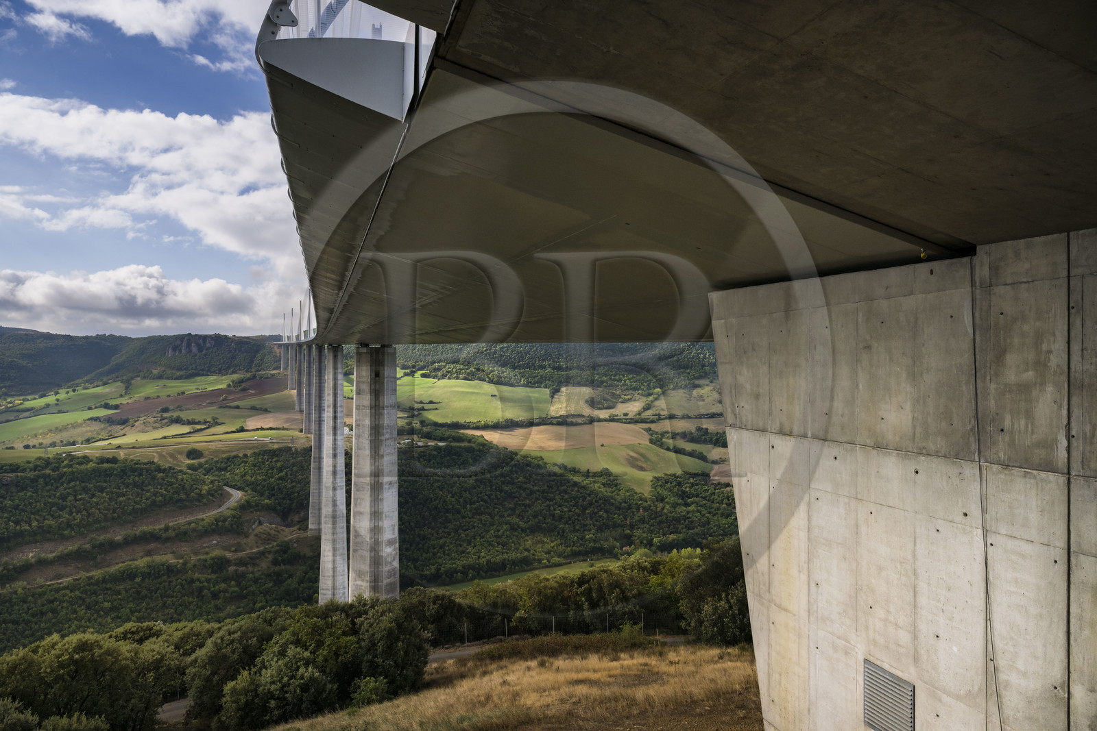 France, Aveyron (12), parc naturel régional des Grands Causses, Millau, le viaduc de Millau des architectes Michel Virlogeux et Norman Foster, entre le Causse du Larzac et le Causse de Sauveterre au dessus du Tarn