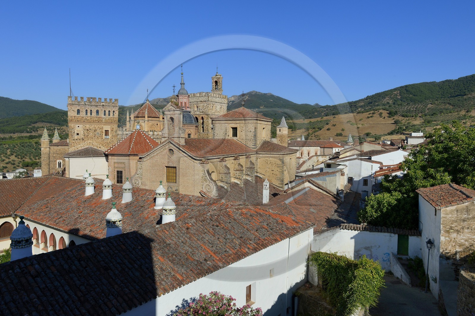 Espagne, Estremadure, Guadalupe, monastère royal de Santa Maria de Guadalupe classé Patrimoine mondial de l'UNESCO et le Parador de tourisme ancien hopital de Saint-Jean-Baptiste (San Juan Bautista hospital) au premier plan