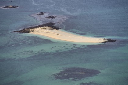 France, Finistere, La Foret Fouesnant, Glenan islands, Guiriden (Gueriden) island sandbank (aerial view)