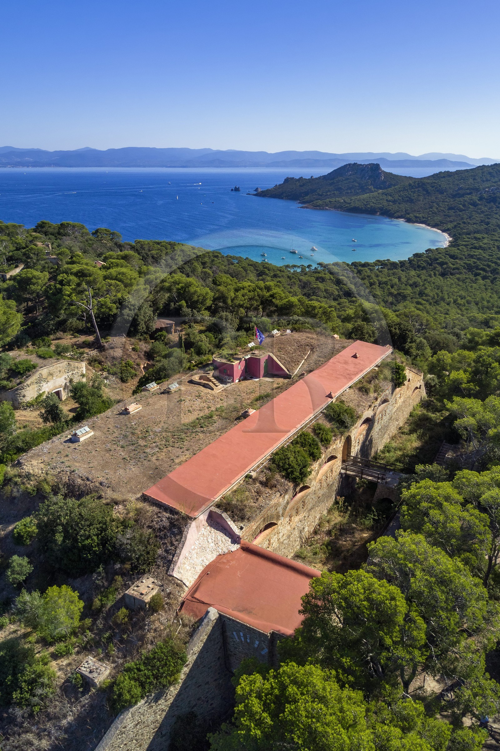 France, Var (83), Iles d'Hyères, parc national de Port Cros, Ile de Porquerolles, le Monastère orthodoxe Sainte-Marie dans l'ancien fort de la Repentance, la Baie de l'Alycastre et le Cap des Mèdes en arrière-plan
