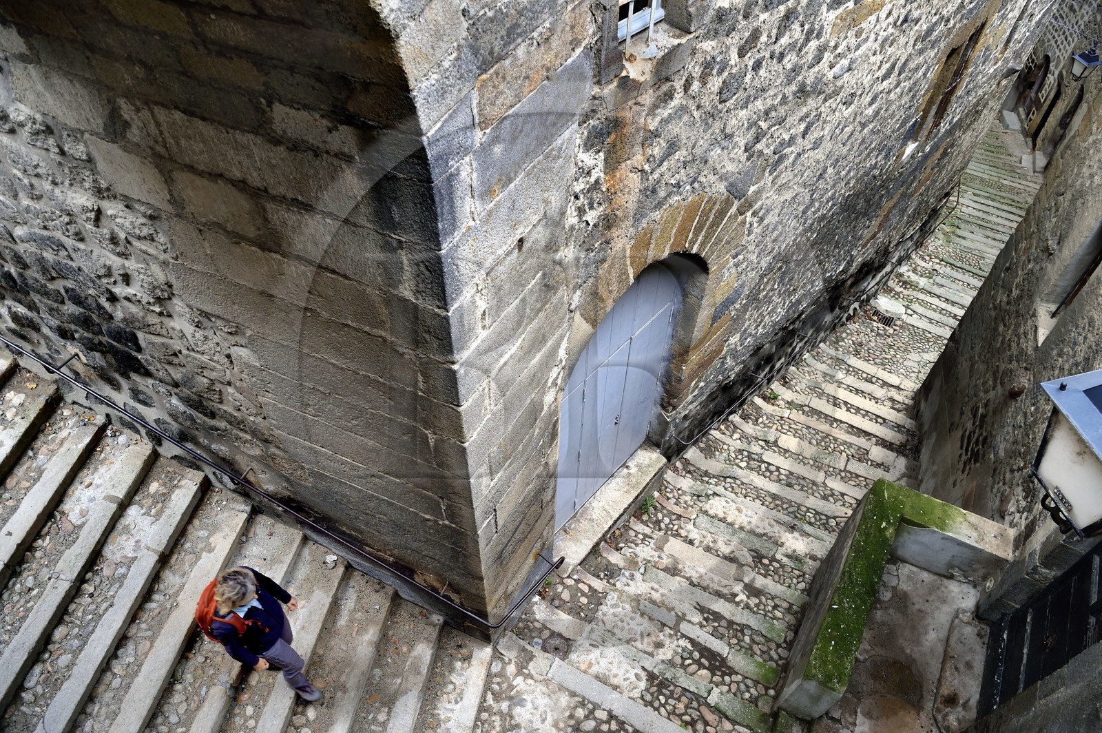 France, Haute-Loire (43), Le Puy-en-Velay, étape classée Patrimoine Mondial de l'UNESCO dans le cadre des chemins de Compostelle, ruelle en escalier, la montée du cloitre anciennement connue sous le nom d'escalier Boiteux