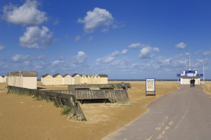 France, Calvados (14), Côte de Nacre, Ouistreham, Riva-Bella, les cabines sur la plage