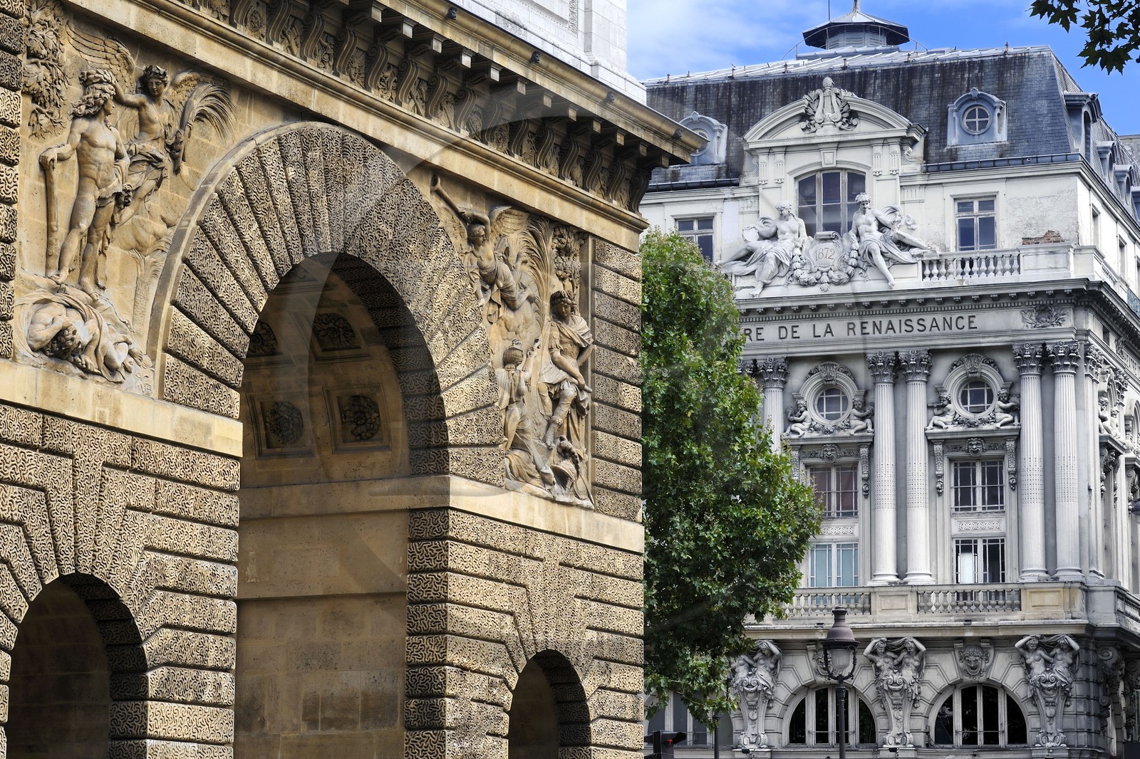 France, Paris (75), la Porte Saint-Martin et le theatre de la Renaissance sur le boulevard Saint-Martin
