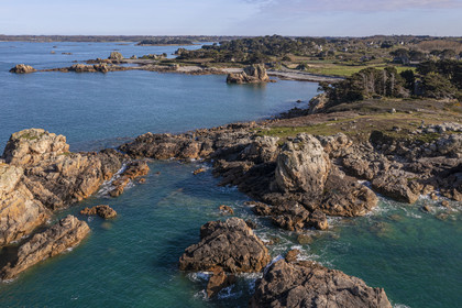 France, Côtes-d'Armor (22), Côte d'Ajoncs, Plougrescant, La Pointe du Chateau sur le chemin de Grande Randonnée GR 34 et la plage de Porz Hir ou Pors-hir en arrière plan (vue aérienne)