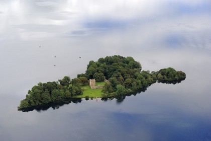 Royaume-Uni, Ecosse, château de Loch Leven situé sur une île au milieu du loch où Marie Stuart fut emprisonnée et dont elle s'évada(vue aérienne)