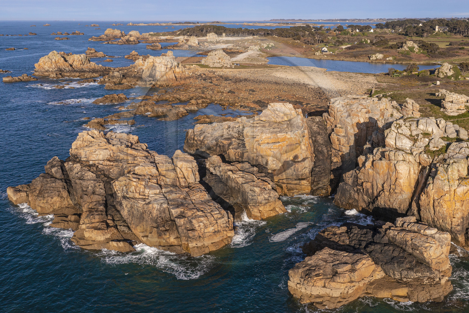 France, Côtes-d'Armor (22), Côte d'Ajoncs, Plougrescant, site du gouffre de Plougrescant sur le chemin de Grande Randonnée GR 34 (vue aérienne)