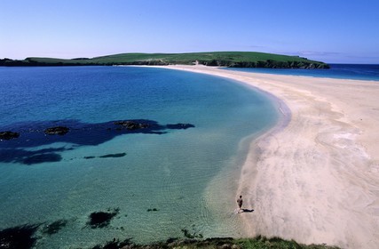 Royaume-Uni, Ecosse, les Shetland, Sud du Mainland, côte ouest, plage de sable blanc menant à l'île de Saint Ninian