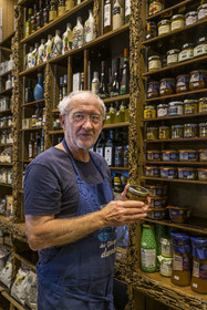 France, Hérault (34), Sète, Gérard Janicot dans son épicerie fine