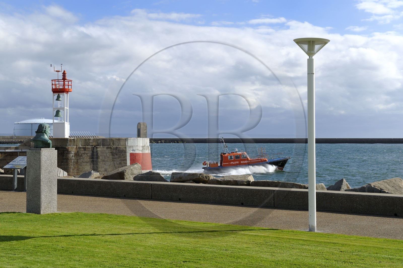 France, Seine-Maritime (76), Le Havre, l'entrée du port devant le musée d'Art Moderne André Malraux, sortie en mer d'un bateau pilote