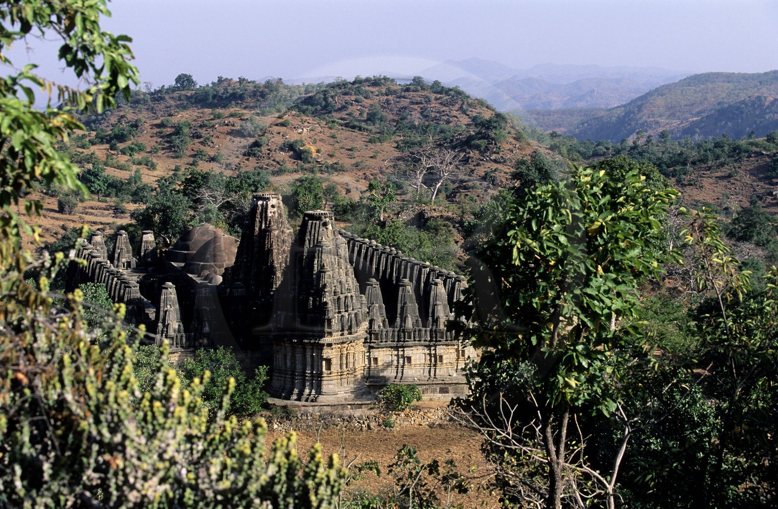 Inde, état du Rajasthan, Forteresse de Kumbhalgarh, Monts des Aravalli temple, sanctuaire disséminé dans le site