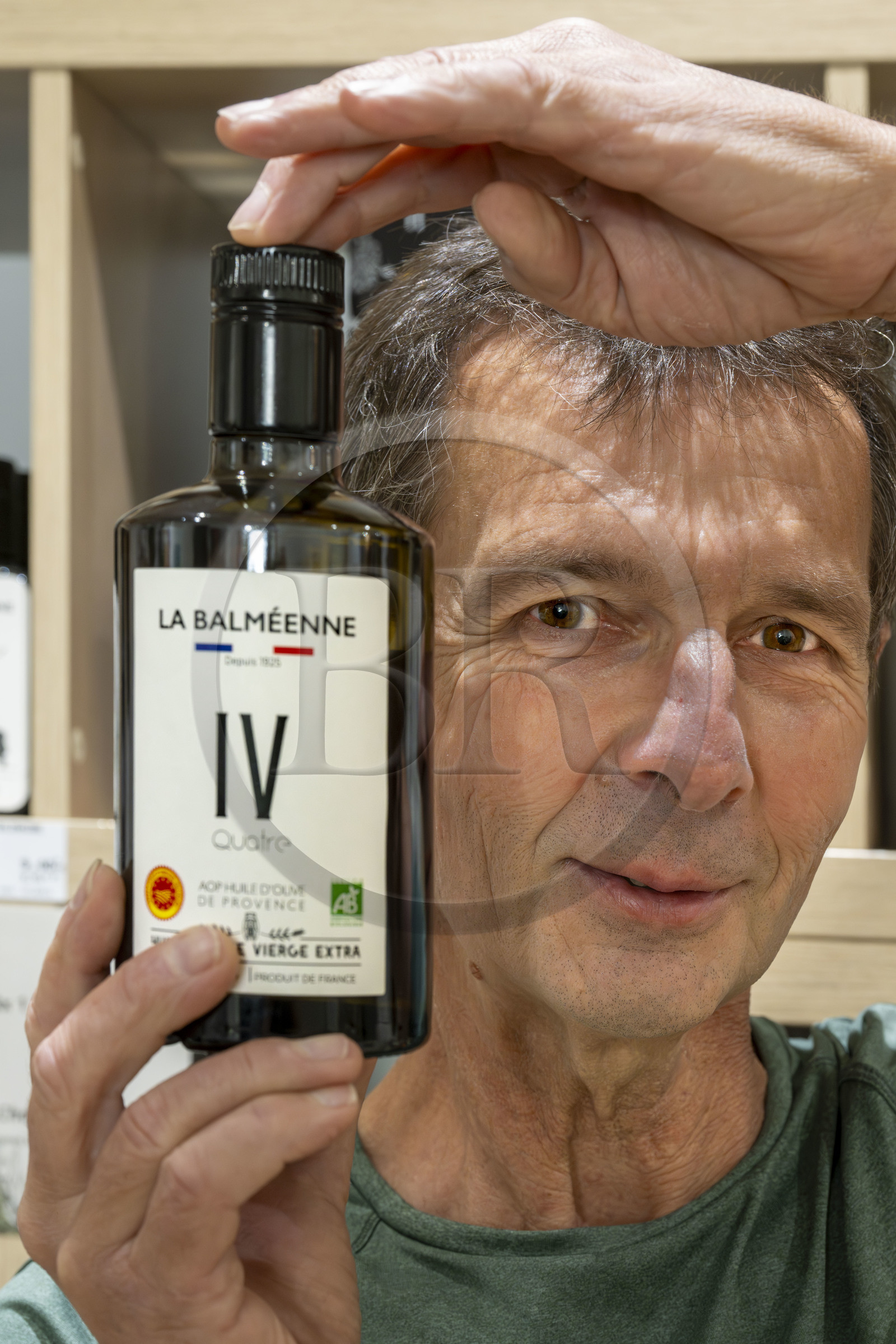 France, Vaucluse (84), Dentelles de Montmirail, Beaumes-de-Venise, Moulin à Huile La Balméenne, bouteille d'huile vierge extra extraite à froid produite par la coopérative, le moulinier Robert Brulat