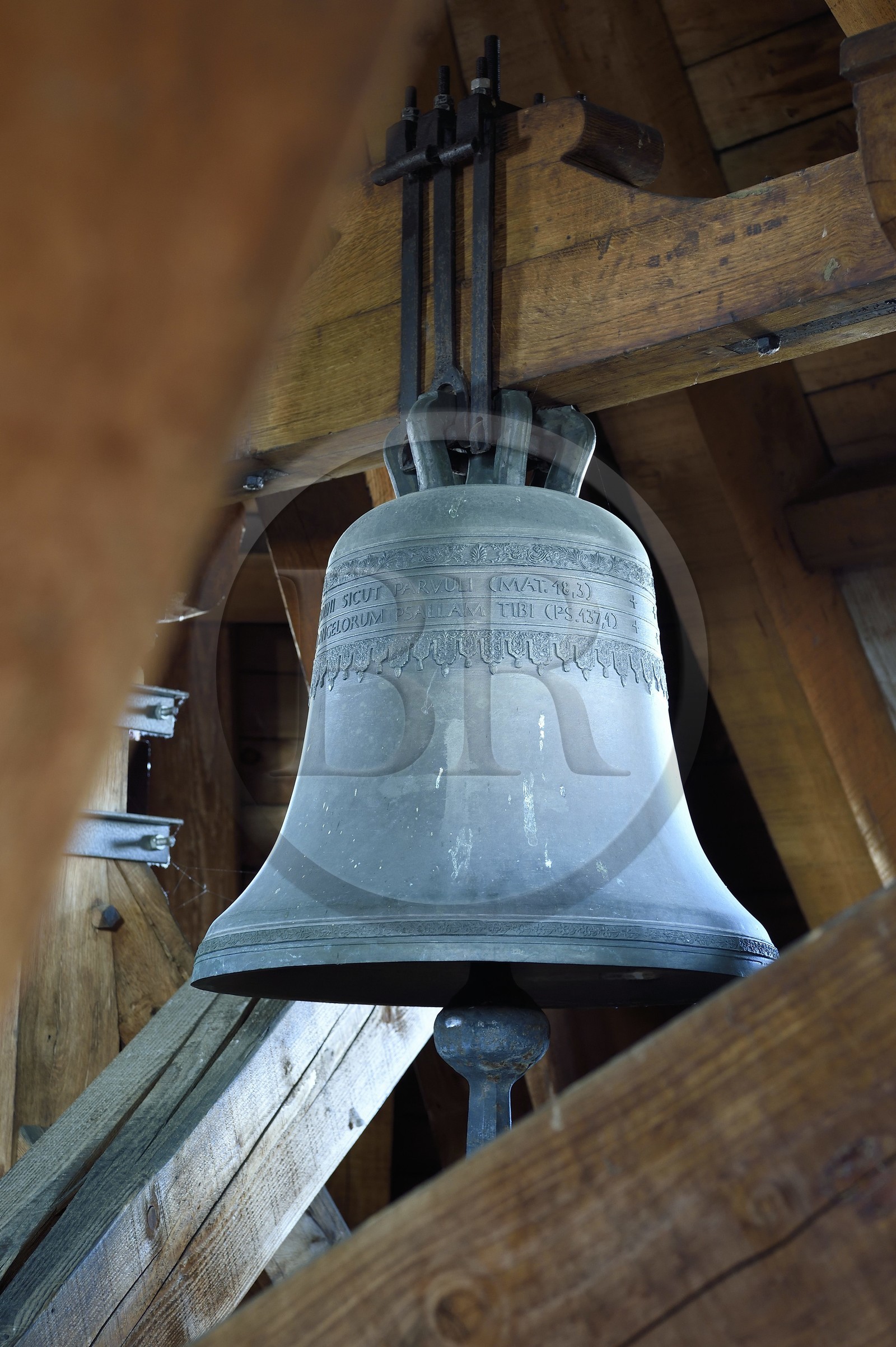 France, Bas-Rhin (67), Strasbourg, vieille ville classée au Patrimoine Mondial de l'UNESCO, la cathédrale Notre-Dame, sous le toit de la tour Klotz se trouvent les six cloches qui sonnent les messes de semaine mais aussi les baptêmes, mariages et décès des paroissiens