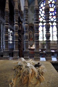 France, Finistère (29), la chapelle de Saint-Herbot de style gothique flamboyant, la poutre de gloire au-dessus du chancel (cloture de chœur)