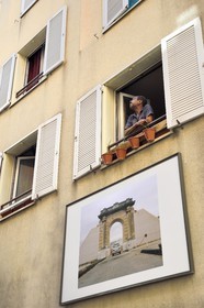 France, Var (83), Toulon, quartier du petit Chicago à l'angle rue Chevalier-Paul et rue Pierre Semard alias la rue des Arts, exposition de photographies de Daragh Soden dans la rue