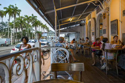 France, Guyane, Cayenne, place des Palmistes, immeuble de style colonial construit en 1890, ancienne Maison Thémire abritant la terrasse de l'hôtel restaurant Les Palmistes