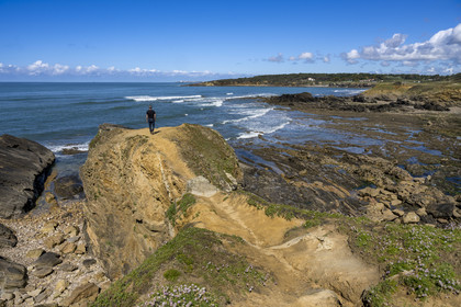 France, Vendée (85), Talmont-Saint-Hilaire, vue sur la baie de Cayola et Les Sables d'Olonne en arrière plan depuis la pointe du Porteau