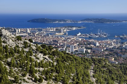 France, Var (83), Toulon, la rade et la base navale depuis le Mont Faron, la presqu'Ile de Saint-Mandrier en arrière plan