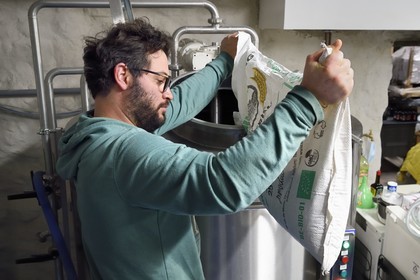 France, Haut-Rhin (68), Kaysersberg, Brasserie Bisaigue, le brasseur artisanal Thibaut Ancel propose des proposant des bières non filtrées et non pasteurisées