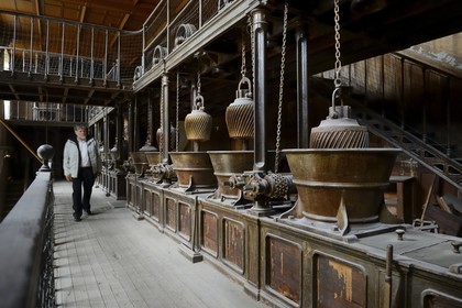 France, Finistère (29), Morlaix, salle des machines, moulins à broyer le tabac coupé pour en faire du tabac à priser (1870)