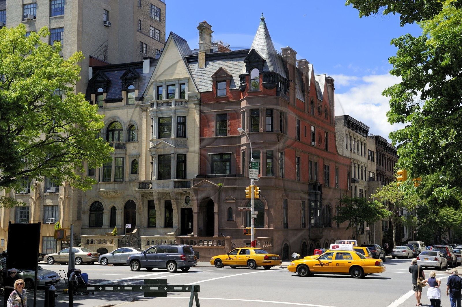 Etats-Unis, New York, Manhattan, Upper West side, maisons brownstone de briques rouges à l'angle de Central Park West et 85ème Rue