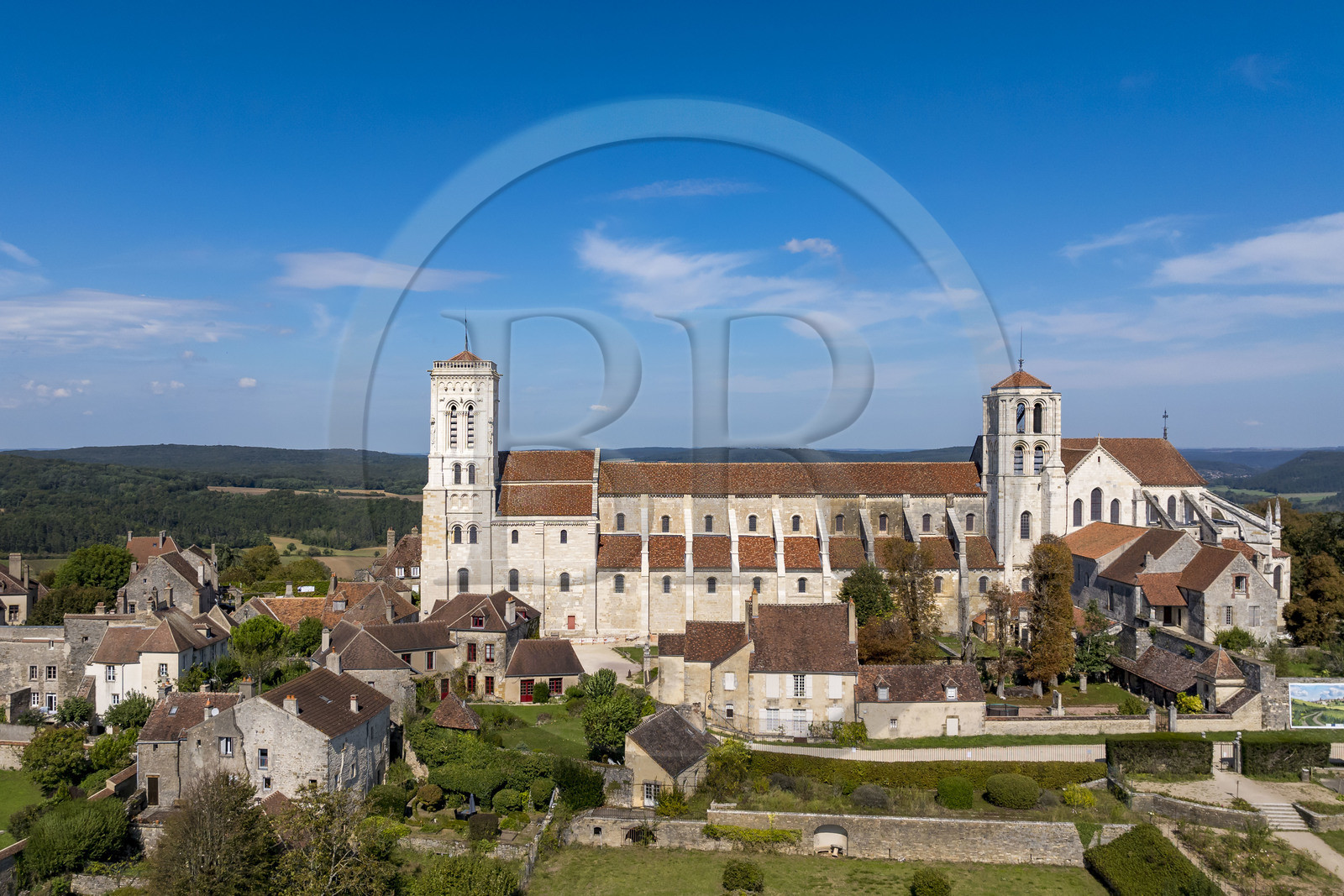 France, Yonne (89), parc naturel régional du Morvan, Vézelay, classé au Patrimoine Mondial de l'UNESCO, labellisé Les Plus Beaux Villages de France, point de départ de l'une des principales voies de pèlerinage de Saint-Jacques-de-Compostelle, la basilique Sainte-Marie-Madeleine (vue aérienne)